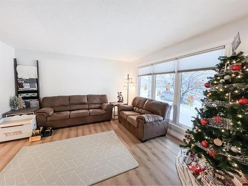 9209 101 Avenue, Sexsmith, AB - Indoor Photo Showing Living Room