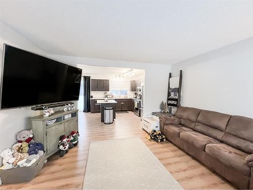 9209 101 Avenue, Sexsmith, AB - Indoor Photo Showing Living Room