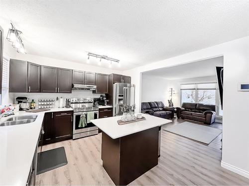 9209 101 Avenue, Sexsmith, AB - Indoor Photo Showing Kitchen With Double Sink With Upgraded Kitchen