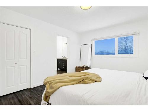 725043 Rr54, Rural Grande Prairie No. 1, County Of, AB - Indoor Photo Showing Bedroom