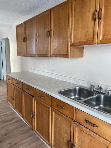 10805 102 Avenue, Fairview, AB - Indoor Photo Showing Kitchen With Double Sink