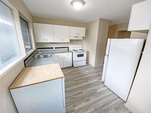 9814 104 Avenue, Grande Prairie, AB - Indoor Photo Showing Kitchen