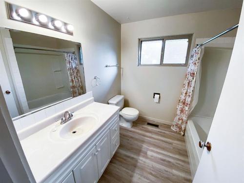 9814 104 Avenue, Grande Prairie, AB - Indoor Photo Showing Bathroom