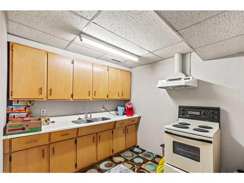 7702 Poplar Drive, Grande Prairie, AB - Indoor Photo Showing Kitchen With Double Sink