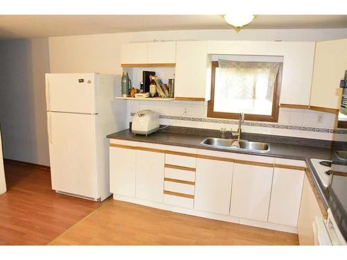 5022 49 Street, Berwyn, AB - Indoor Photo Showing Kitchen With Double Sink