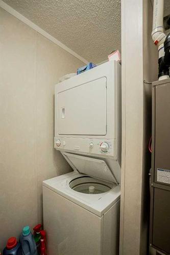 1-6-10709 108 Avenue, Fairview, AB - Indoor Photo Showing Laundry Room