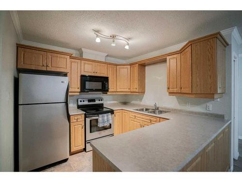 1-6-10709 108 Avenue, Fairview, AB - Indoor Photo Showing Kitchen With Double Sink