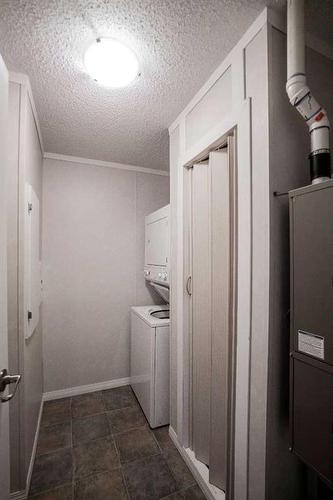 1-6-10709 108 Avenue, Fairview, AB - Indoor Photo Showing Laundry Room