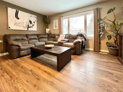 9652 82 Avenue, Grande Prairie, AB - Indoor Photo Showing Living Room