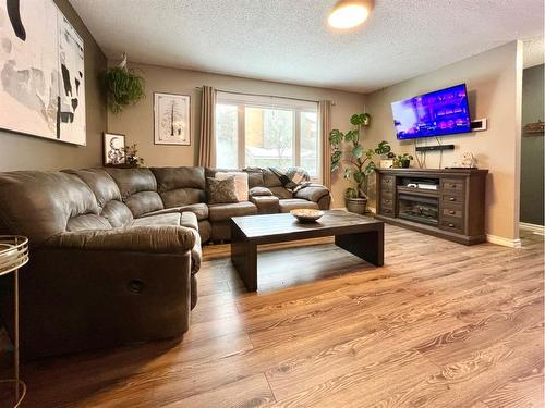 9652 82 Avenue, Grande Prairie, AB - Indoor Photo Showing Living Room