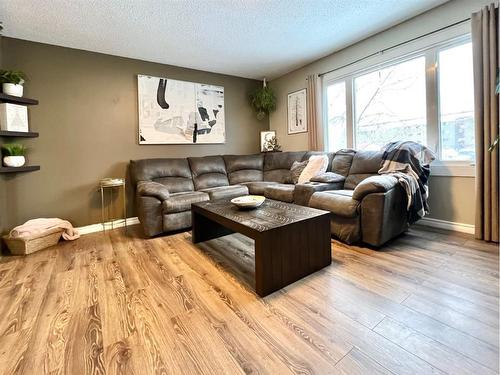 9652 82 Avenue, Grande Prairie, AB - Indoor Photo Showing Living Room