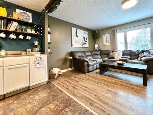 9652 82 Avenue, Grande Prairie, AB - Indoor Photo Showing Living Room