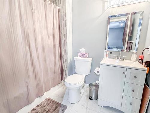 10522 72 Avenue, Grande Prairie, AB - Indoor Photo Showing Bathroom