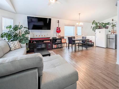 10522 72 Avenue, Grande Prairie, AB - Indoor Photo Showing Living Room