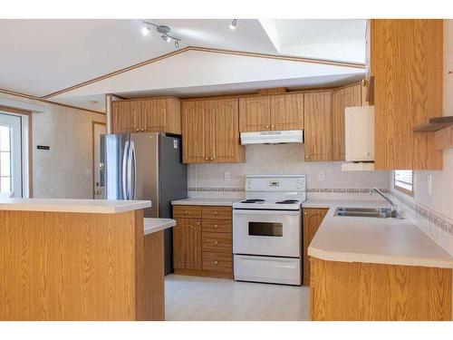 409 Silver Pointe Drive, Rural Grande Prairie No. 1, County Of, AB - Indoor Photo Showing Kitchen With Double Sink