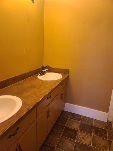 5401 53 Street, Berwyn, AB - Indoor Photo Showing Bathroom