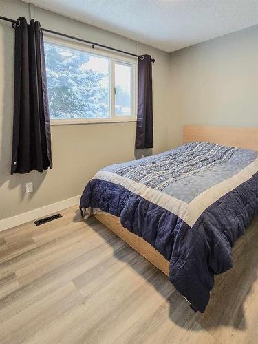 10710 104Th Avenue, Grande Cache, AB - Indoor Photo Showing Bedroom