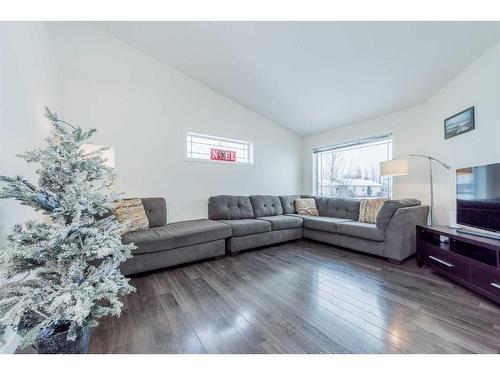 6934 115B Street, Grande Prairie, AB - Indoor Photo Showing Living Room