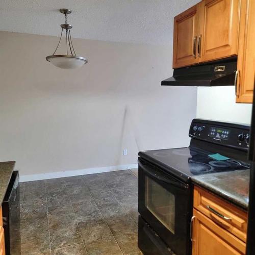 302-9005 99 Street, Peace River, AB - Indoor Photo Showing Kitchen