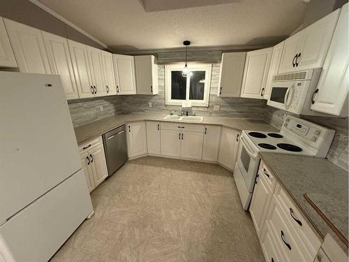 10117 100 Street, Nampa, AB - Indoor Photo Showing Kitchen