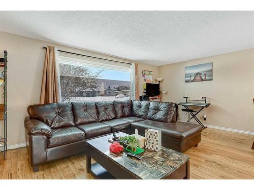 8612-100 Street, Grande Prairie, AB - Indoor Photo Showing Living Room