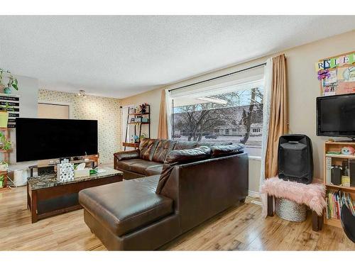 8612-100 Street, Grande Prairie, AB - Indoor Photo Showing Living Room