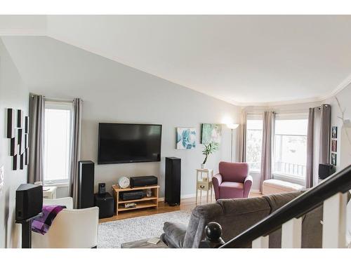 10142 115 Avenue, Grande Prairie, AB - Indoor Photo Showing Living Room