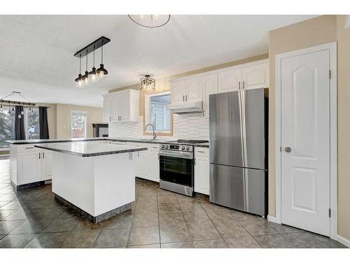 739 Oak Drive, Beaverlodge, AB - Indoor Photo Showing Kitchen With Stainless Steel Kitchen With Upgraded Kitchen