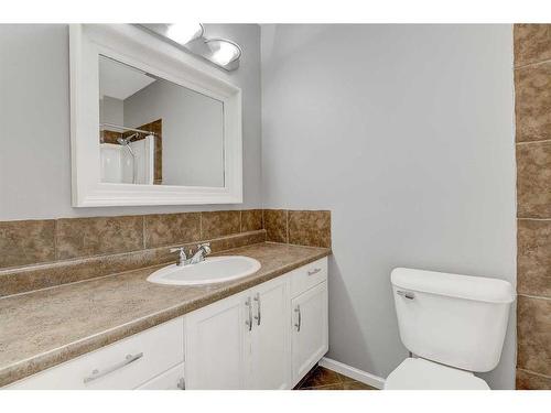 739 Oak Drive, Beaverlodge, AB - Indoor Photo Showing Bathroom