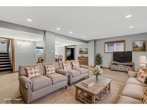 739 Oak Drive, Beaverlodge, AB - Indoor Photo Showing Living Room