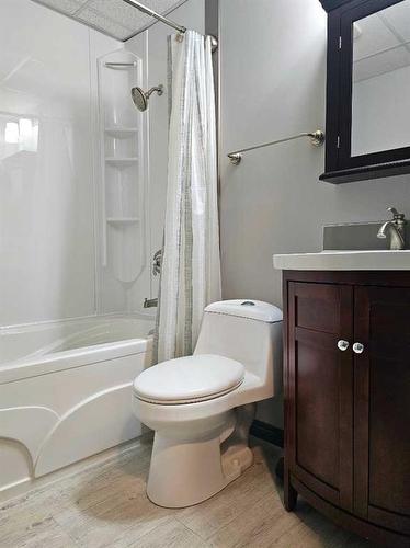 11317 71 Avenue, Grande Prairie, AB - Indoor Photo Showing Bathroom