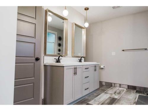 8685 122 Avenue, Grande Prairie, AB - Indoor Photo Showing Bathroom