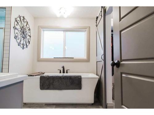 8685 122 Avenue, Grande Prairie, AB - Indoor Photo Showing Bathroom