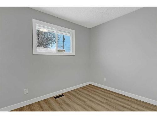 9528 98 Street, Wembley, AB - Indoor Photo Showing Other Room