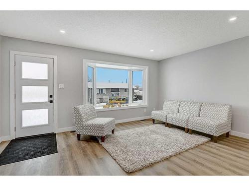 9528 98 Street, Wembley, AB - Indoor Photo Showing Living Room