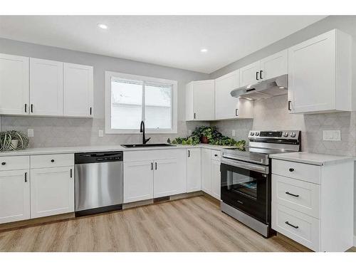 9528 98 Street, Wembley, AB - Indoor Photo Showing Kitchen With Stainless Steel Kitchen