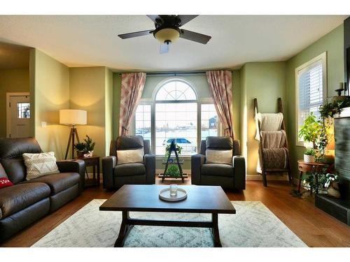 9122 133 Avenue, Peace River, AB - Indoor Photo Showing Living Room