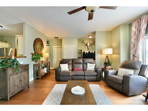 9122 133 Avenue, Peace River, AB - Indoor Photo Showing Living Room