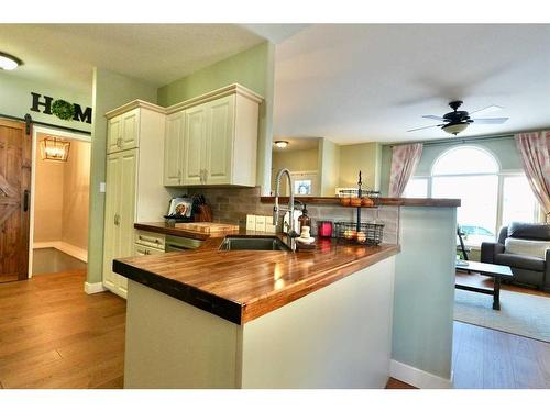 9122 133 Avenue, Peace River, AB - Indoor Photo Showing Kitchen