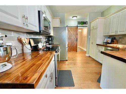 9122 133 Avenue, Peace River, AB - Indoor Photo Showing Kitchen