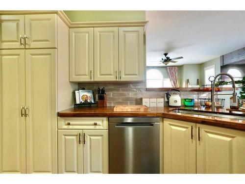 9122 133 Avenue, Peace River, AB - Indoor Photo Showing Kitchen