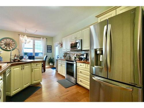 9122 133 Avenue, Peace River, AB - Indoor Photo Showing Kitchen