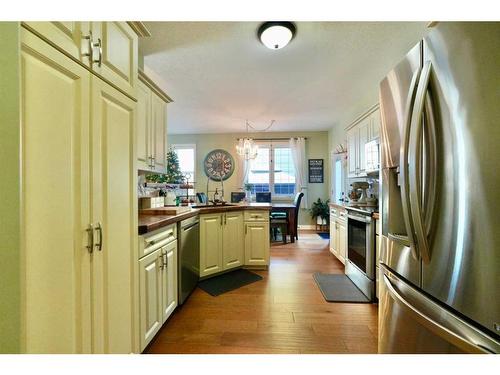 9122 133 Avenue, Peace River, AB - Indoor Photo Showing Kitchen