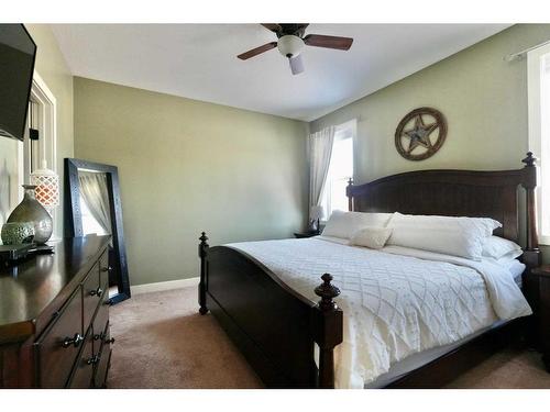 9122 133 Avenue, Peace River, AB - Indoor Photo Showing Bedroom