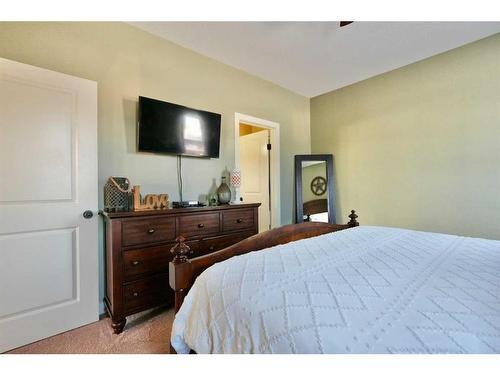 9122 133 Avenue, Peace River, AB - Indoor Photo Showing Bedroom