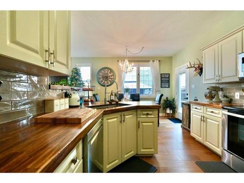 9122 133 Avenue, Peace River, AB - Indoor Photo Showing Kitchen