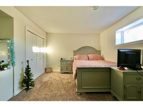 9122 133 Avenue, Peace River, AB - Indoor Photo Showing Bedroom