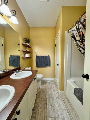 9122 133 Avenue, Peace River, AB - Indoor Photo Showing Bathroom