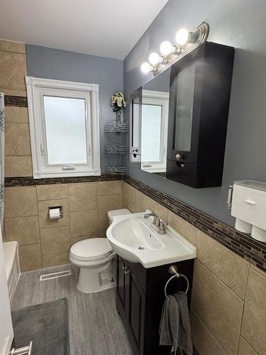 10266 111 Avenue, Grande Prairie, AB - Indoor Photo Showing Bathroom