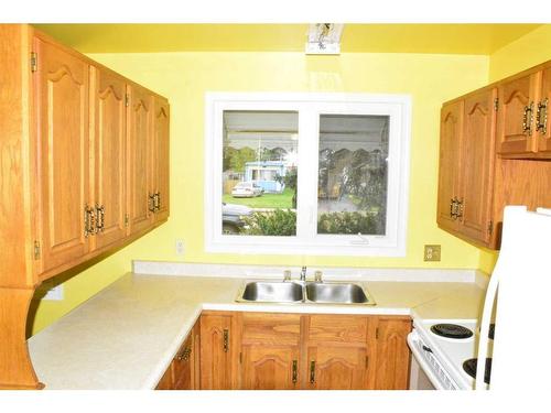 5018 49 Avenue, Berwyn, AB - Indoor Photo Showing Kitchen With Double Sink